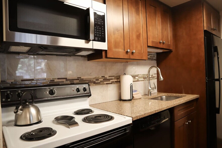 Building Photo - 455 Village Rd