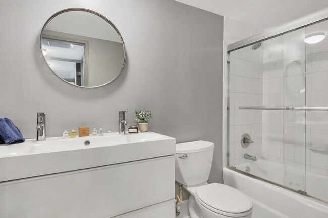 Building Photo - 5151 Collins Ave