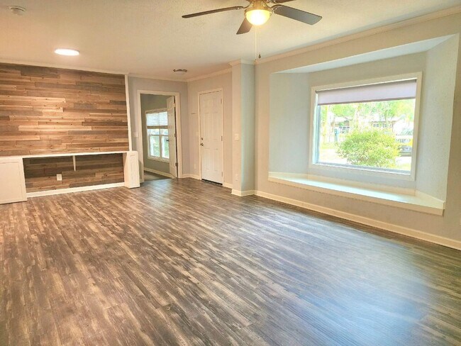 Building Photo - Stunning 4/2 Redecorated Home Close to I-110!