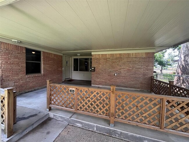 Building Photo - 211 Long Dr