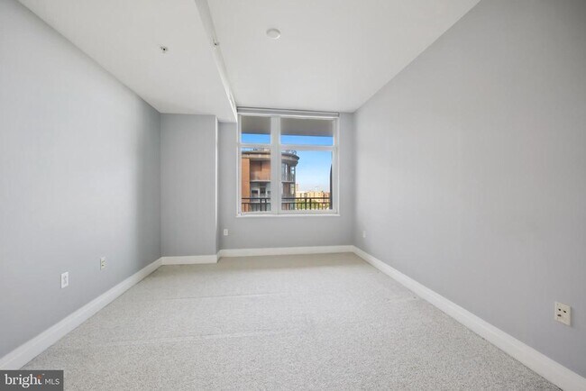 Building Photo - 8220 Crestwood Heights Dr