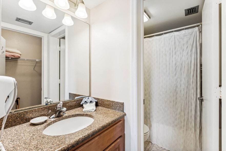 Building Photo - 600 Neapolitan Way