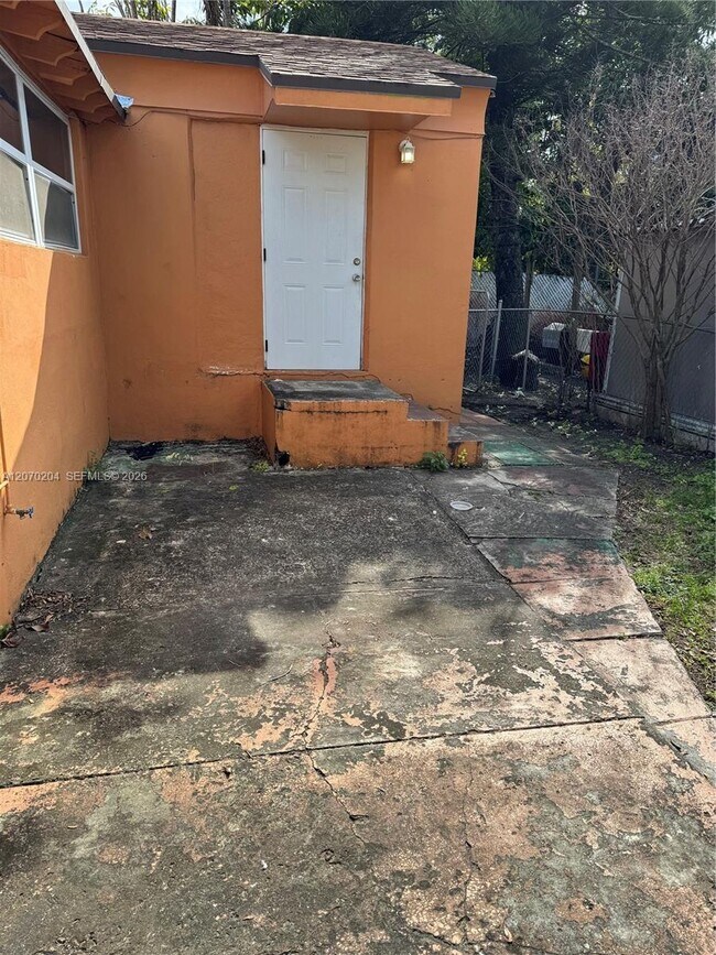 Building Photo - 1018 N 17th Ct