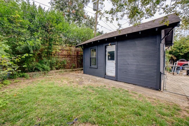 Building Photo - 2 Bed / 1.5 Bath in Midtown close to Utica...