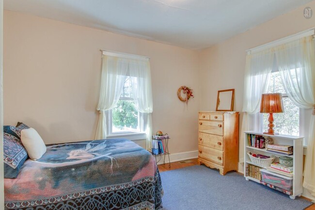 Building Photo - 3 Bed, 1.5 Bath Home with Backyard and Ple...
