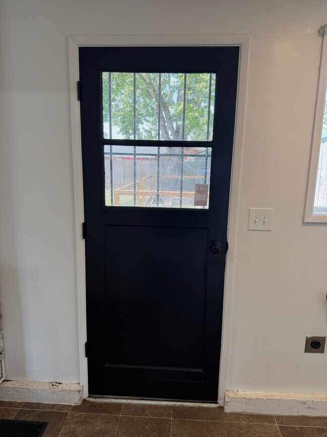 Building Photo - Updated 2 bedroom 1 bath duplex!