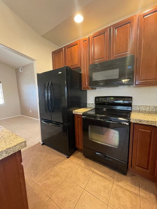 Building Photo - 2 bed/1 bath Townhome with Garage, Pool, Clubhouse