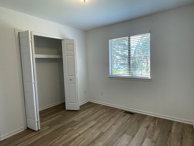 Building Photo - 2-Bedroom Duplex with full basement, 1-Car...