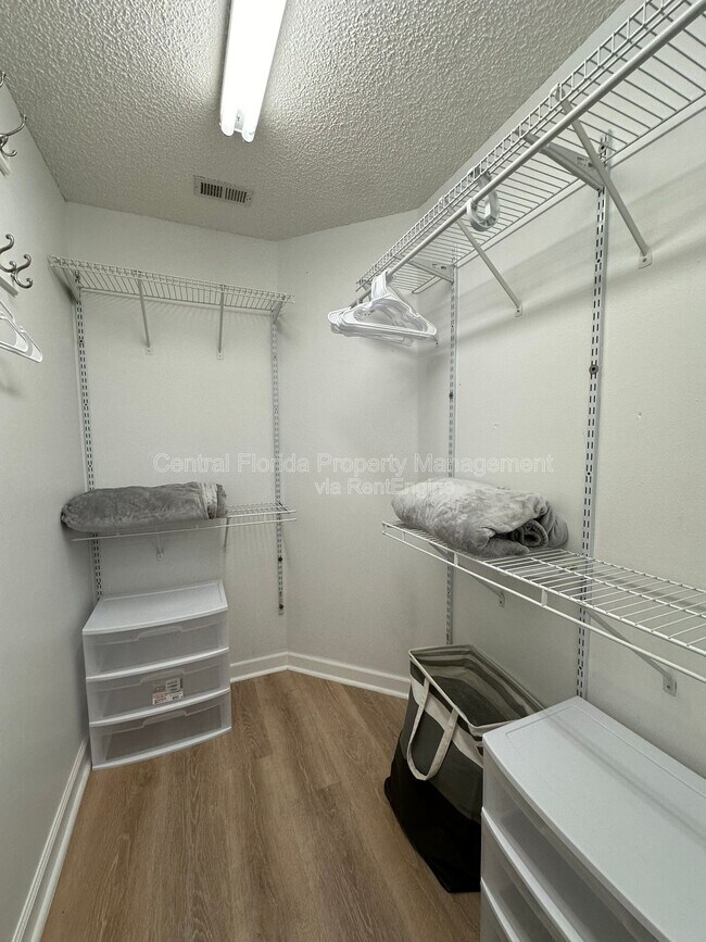 Building Photo - 1009 Lake Davenport Blvd