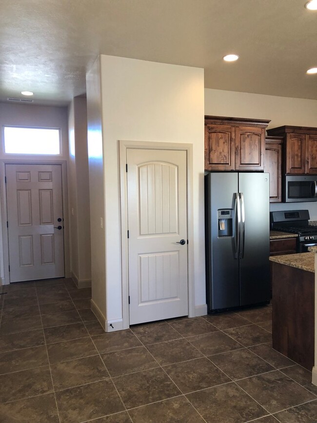 Building Photo - Townhome in Hurricane