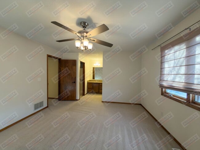 Building Photo - 3 bedroom, 2.5 bath Single-Family Home