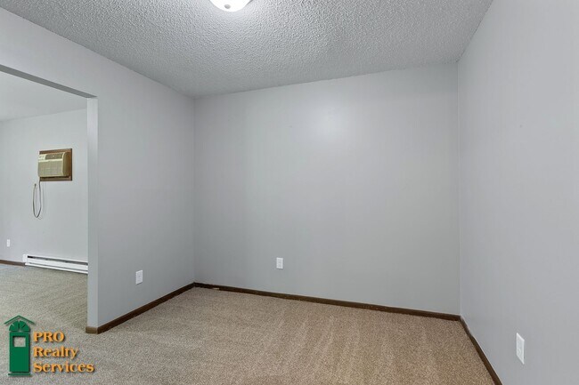 Building Photo - Spacious 4 Bedroom Home **Half Off October...