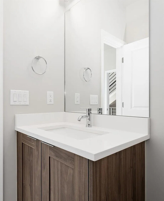 Building Photo - Amazing Jefferson Park 2 Bed / 4 bath Dupl...
