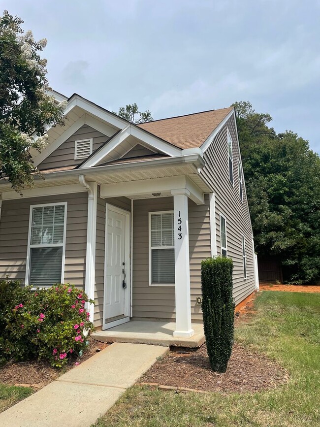 Building Photo - Great townhouse minutes from Ballantyne!