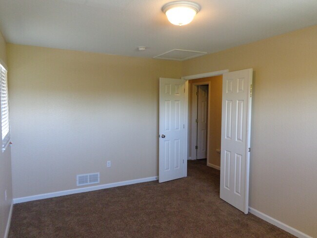 Building Photo - 136 Prairie Falcon Parkway