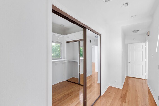 Building Photo - Spacious 4 BR 3 BA Home in Prime West L.A.