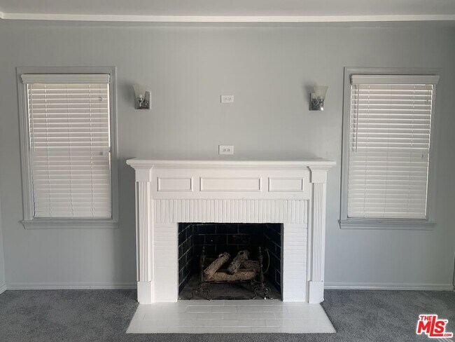 Building Photo - 2047 W 73rd St