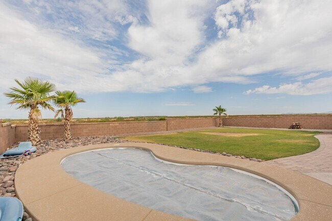 Building Photo - 5 Bedroom Home with a Pool!!!