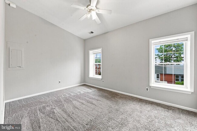 Building Photo - 506 W 9th St