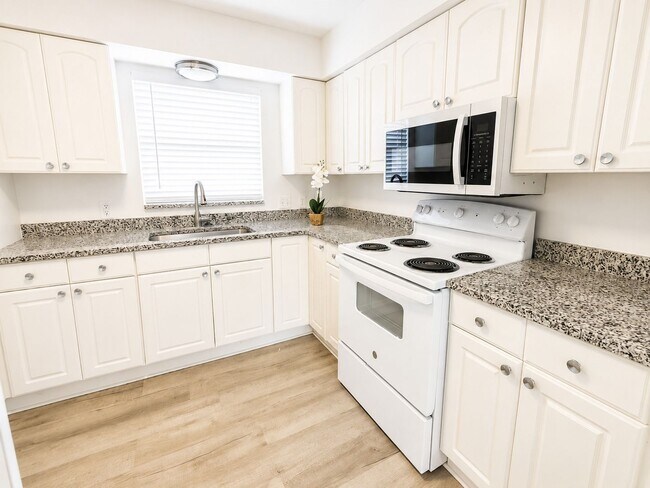 Building Photo - Move-In Special! Beautiful 2BR/1BA Apartment – Up to $1,000 Off