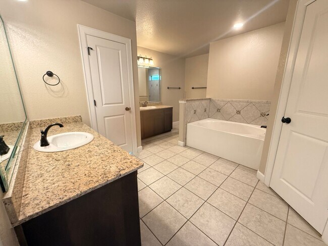 Building Photo - 4-Bedroom House for Rent in Copperas Cove