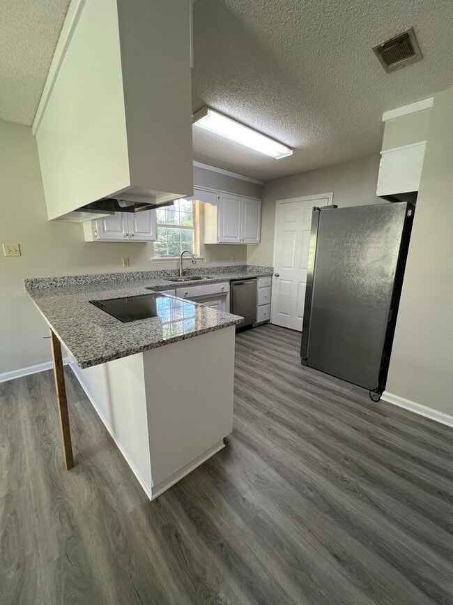 Building Photo - Beautiful 3 Bedroom 2 Bath Home