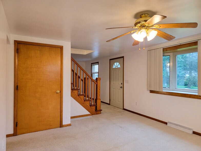Building Photo - 902 Maple Ln