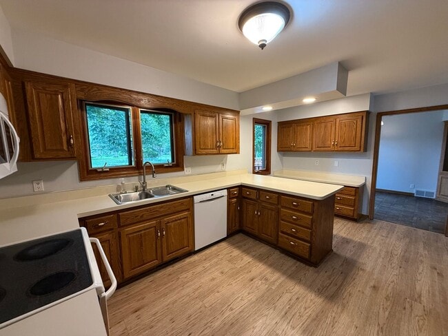 Building Photo - Bloomington 4 Bed 3 Bath SF Home available...