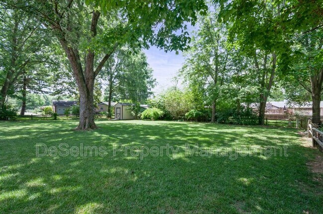 Building Photo - 819 Chrisman Dr