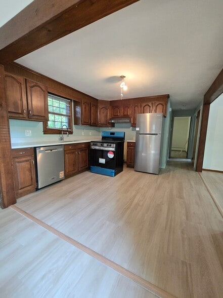 New matching flooring throughout home - 1280 S Beech St