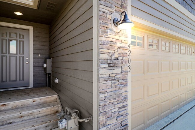 Building Photo - Amazing 4 Bedroom 3.5 Bathroom Townhome in Sioux Falls