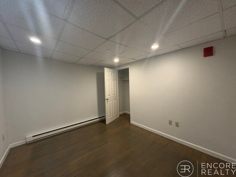 Building Photo - 77 Park Dr