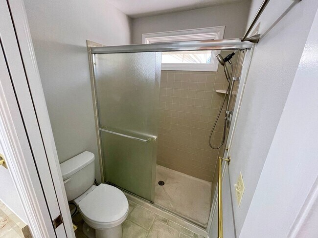Building Photo - Beautifully Updated 3-Bed, 3-Bath Townhome...