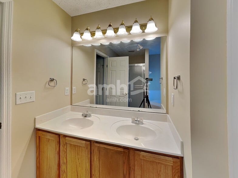 Building Photo - 1124 Waterview Ct
