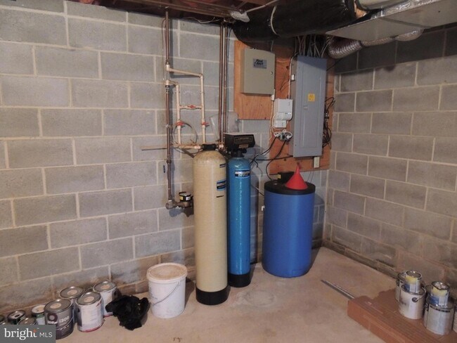 Building Photo - 404 Pinebrooke Cir