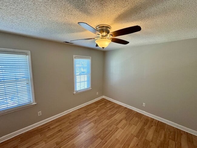 Building Photo - Elegant 2-Story Townhome with Sunroom & Lu...