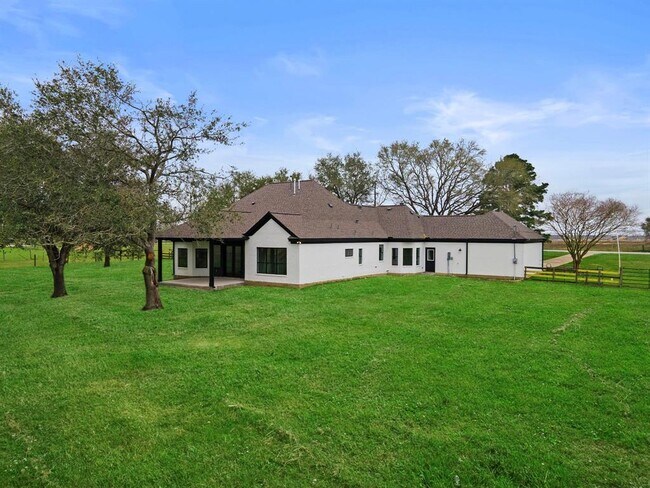 Building Photo - 32826 Rogers Rd