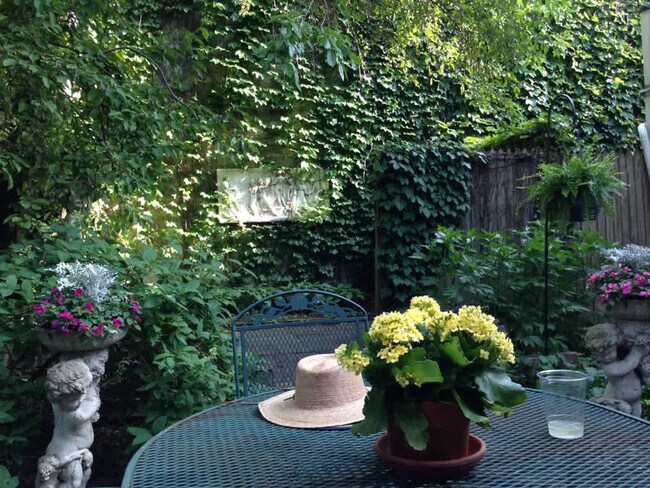 Building Photo - 219 W Eugenie St