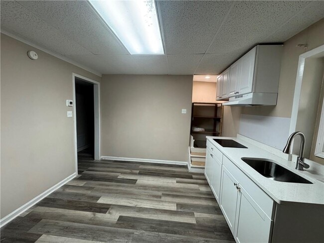 Building Photo - 5971 Robin Hood Ln