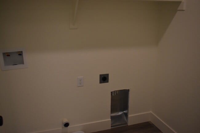 Building Photo - 682 Stephanie Dr