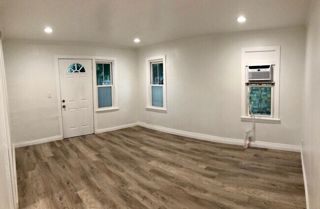 Building Photo - 4261 Fountain Ave