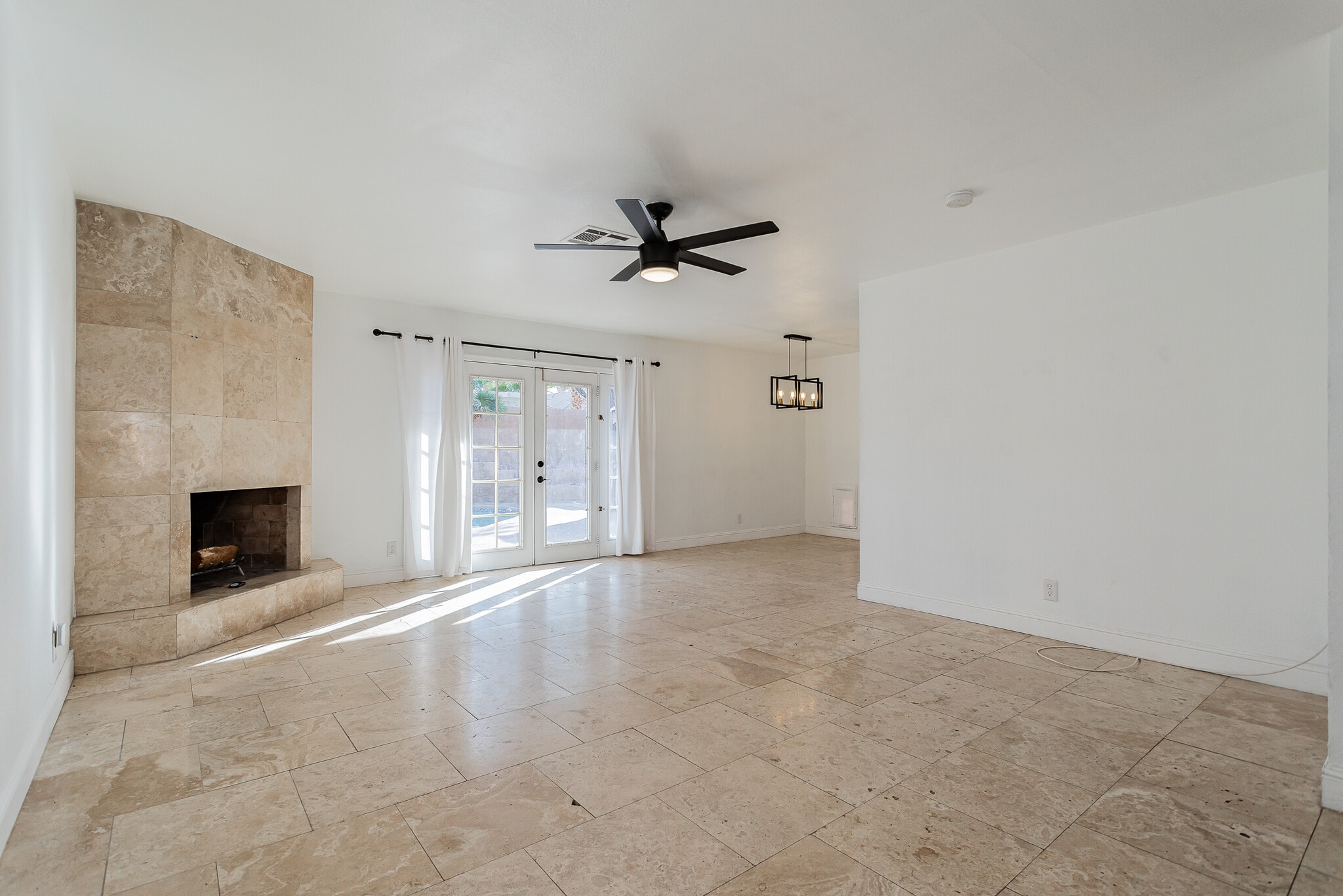 Living Room Unfurnished - 3112 La Mesa Dr