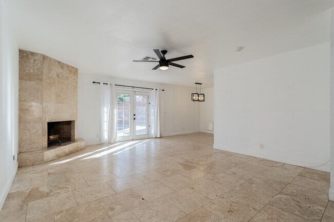 Living Room Unfurnished - 3112 La Mesa Dr