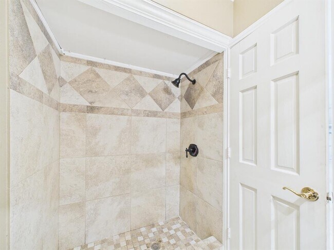 Building Photo - 2824 Briarhurst Dr