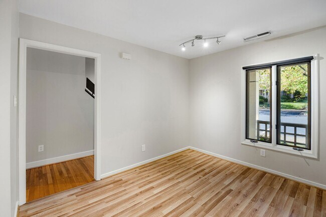 Building Photo - 9154 Lakeland Dr