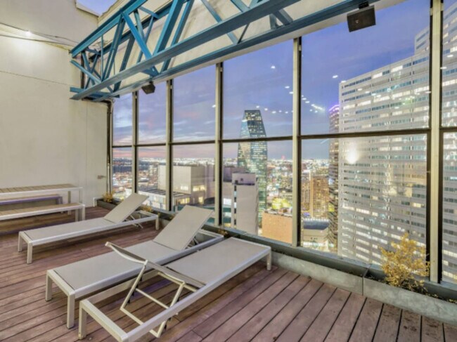 Building Photo - 1555 Elm St