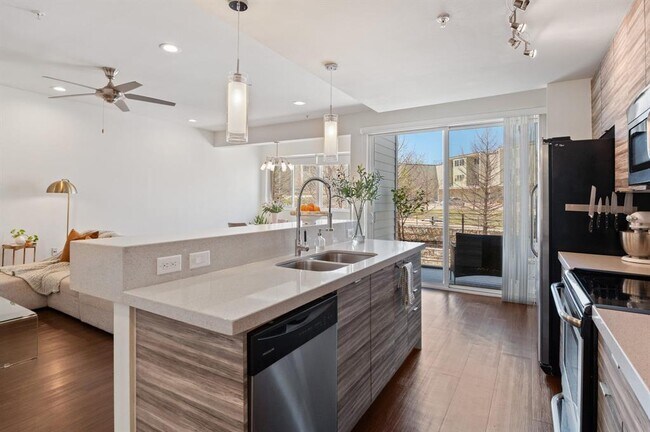 Primary Photo - 604 N Bluff Dr