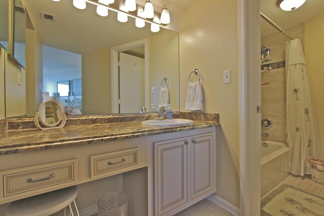 Building Photo - 5420 N Ocean Dr