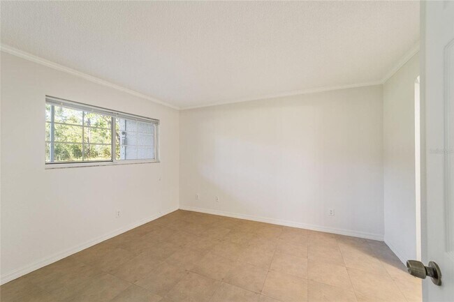 Building Photo - 2/2 downstairs unit Silver Downs Condominiums