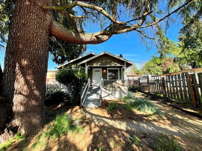 Building Photo - Charming 1920s Bungalow in Montavilla, Washer and Dryer Included!